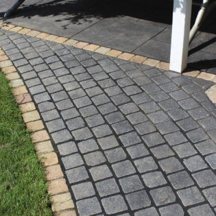 Ebony Weathered Cobbles With Meadow Border
