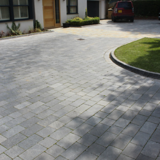 Natural Paving Fossestone Midnight Blue Curved Driveway